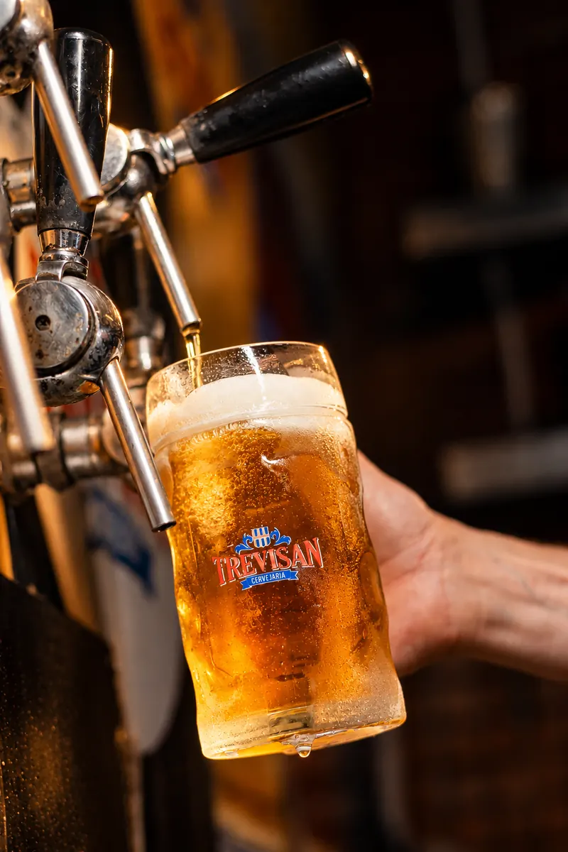 Copo de chopp Pilsen Trevisan sendo servido na torneira